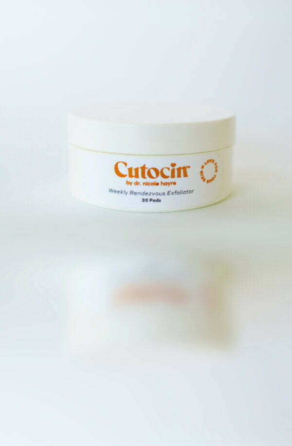 Cutocin Weekly Rendezvous Exfoliator Pads on reflective background